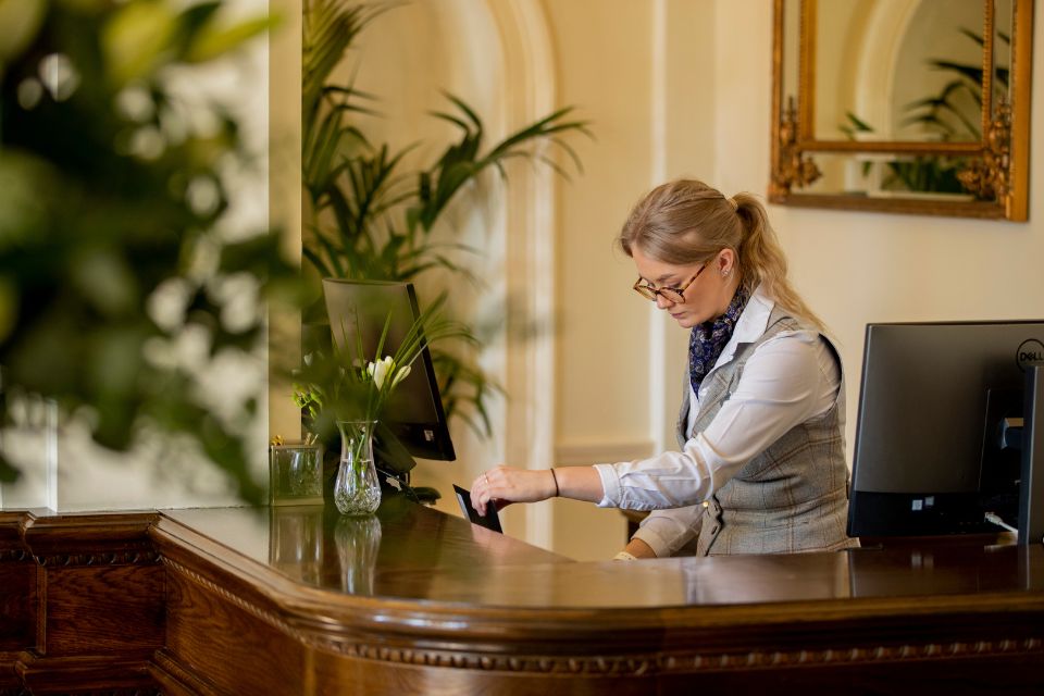 RECEPTIONIST