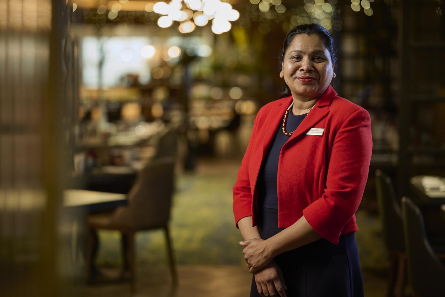 manager stands in the restaurant